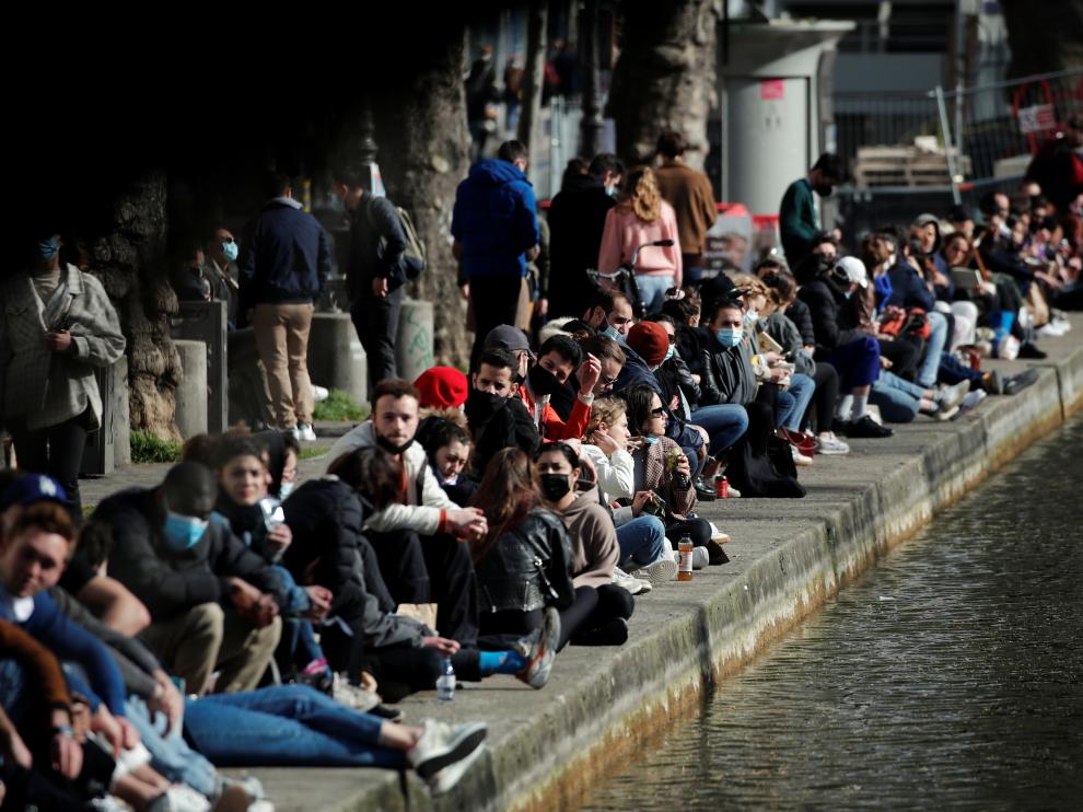 Decenas de personas disfrutando del buen tiempo este domingo en las calles de París