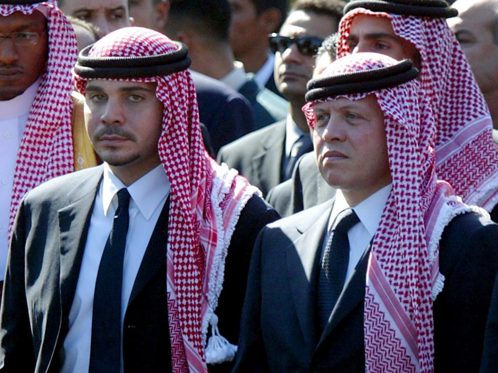 El príncipe Hamzah bin Hussein y su hermanastro, el rey Abdalá II de Jordania.