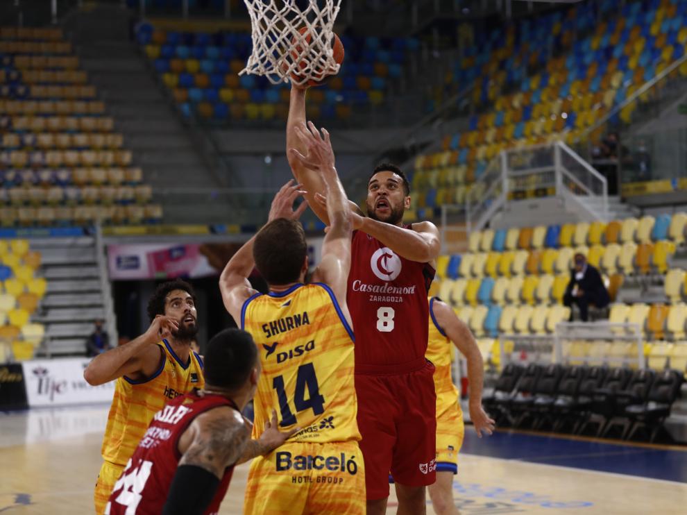 Elias Harris intenta anotar en el partido ante el Herbalife Gran Canaria.
