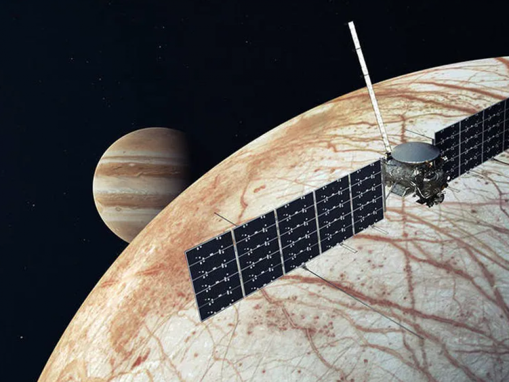 Ilustración de la sonda 'Europa Clipper' sobre la luna Europa
