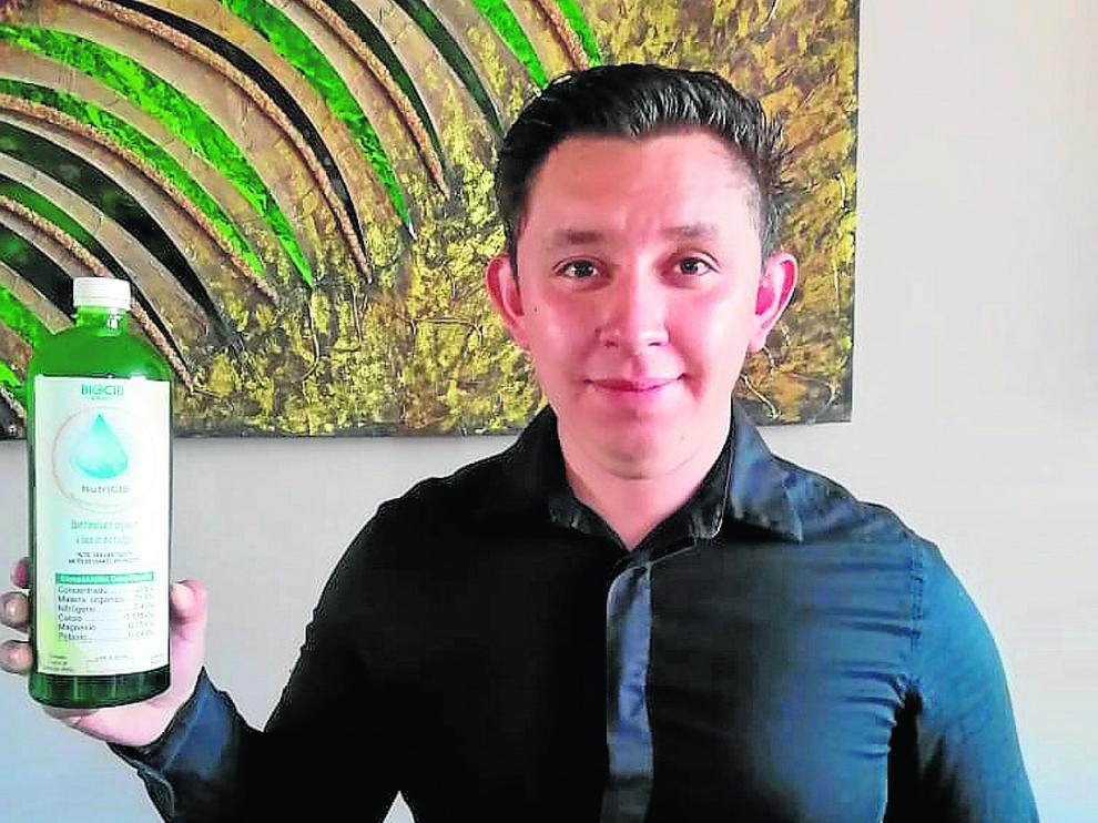 Jannay Pinedo Serrano muestra el producto desarrollado junto con su hermano Elihú.