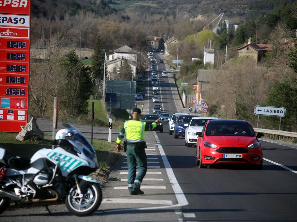 La Guardia Civil vigiló el domingo el tráfico en Hostal de Ipiés, cerca del inicio del puerto de Monrepós.