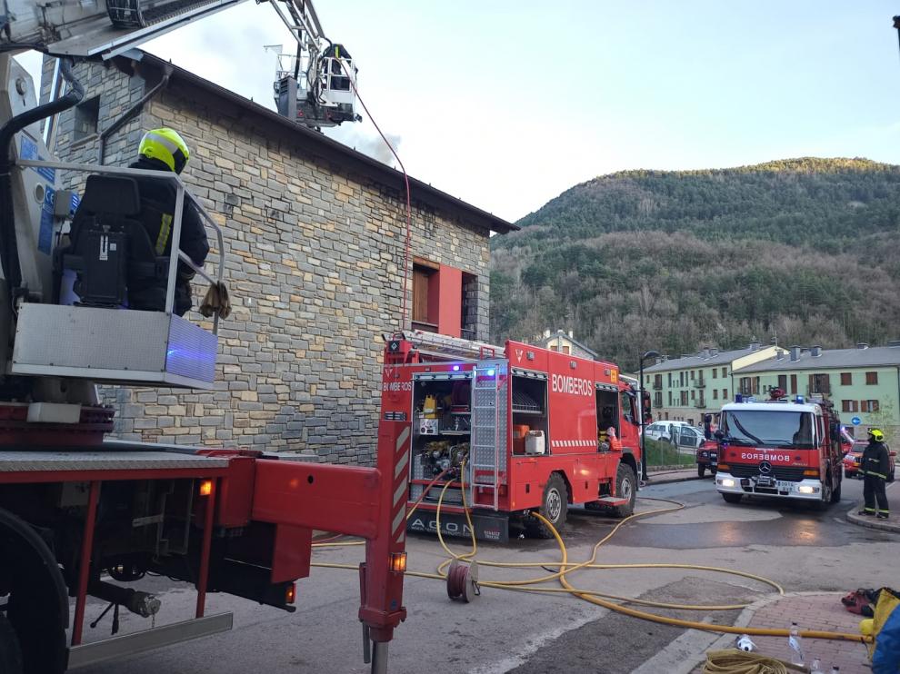Los bomberos de la DPH han movilizado varios vehículos para tratar de sofocar el incendio en una unifamiliar de Castejón de Sos.