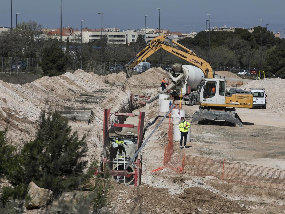 Trabajos de instalación de la nueva tubería de agua junto al solar del hospital privado.