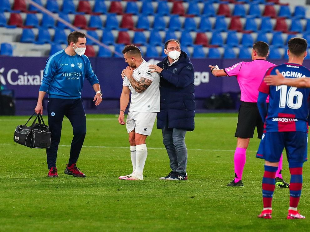 Pablo Maffeo se retira del césped del Ciutat de València junto al doctor Fernando Sarasa.