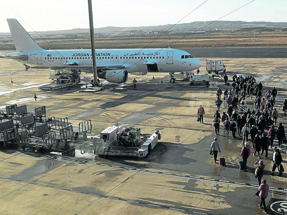 Los últimos vuelos, en el puente de la Constitución de 2019. Politours era el principal turoperador en el aeropuerto de Zaragoza y una de sus últimas salidas fue la de este avión con destino a Amán (Jordania).
