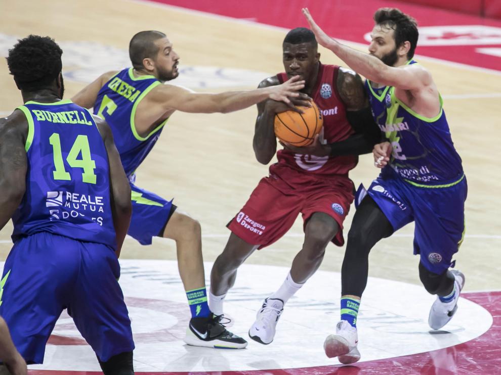 Dylan Ennis, en el partido ante el Dinamo Sassari.
