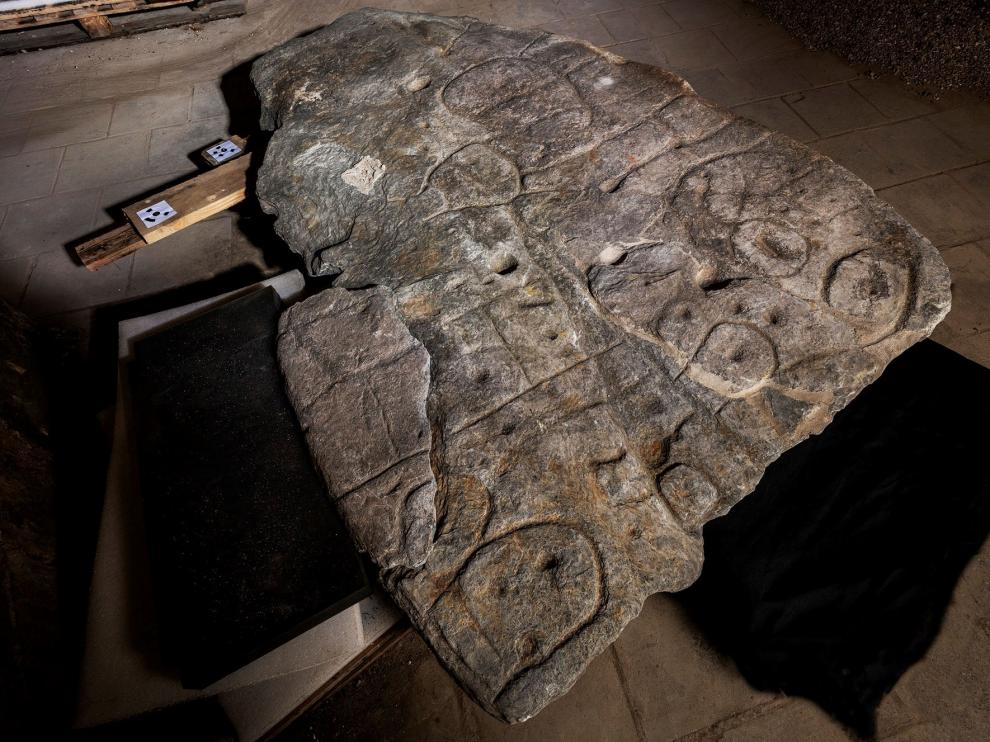 La losa ornamentada, encontrada en 1900 en la Bretaña francesa, al noroeste del país.