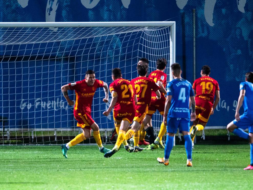 Los jugadores del Real Zaragoza celebran el gol de Tejero de penalti.