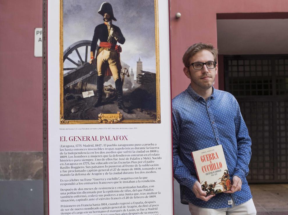 El historiador zaragozano Daniel Aquillué, con su libro recién publicado, ante la Casa Palafox
