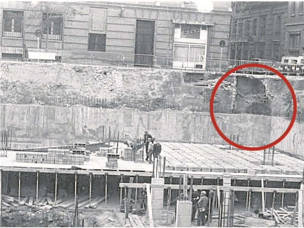 Fotografía de 1970 de las obras del párquin de la plaza de Salamero. En el círculo, vestigios de una bodega