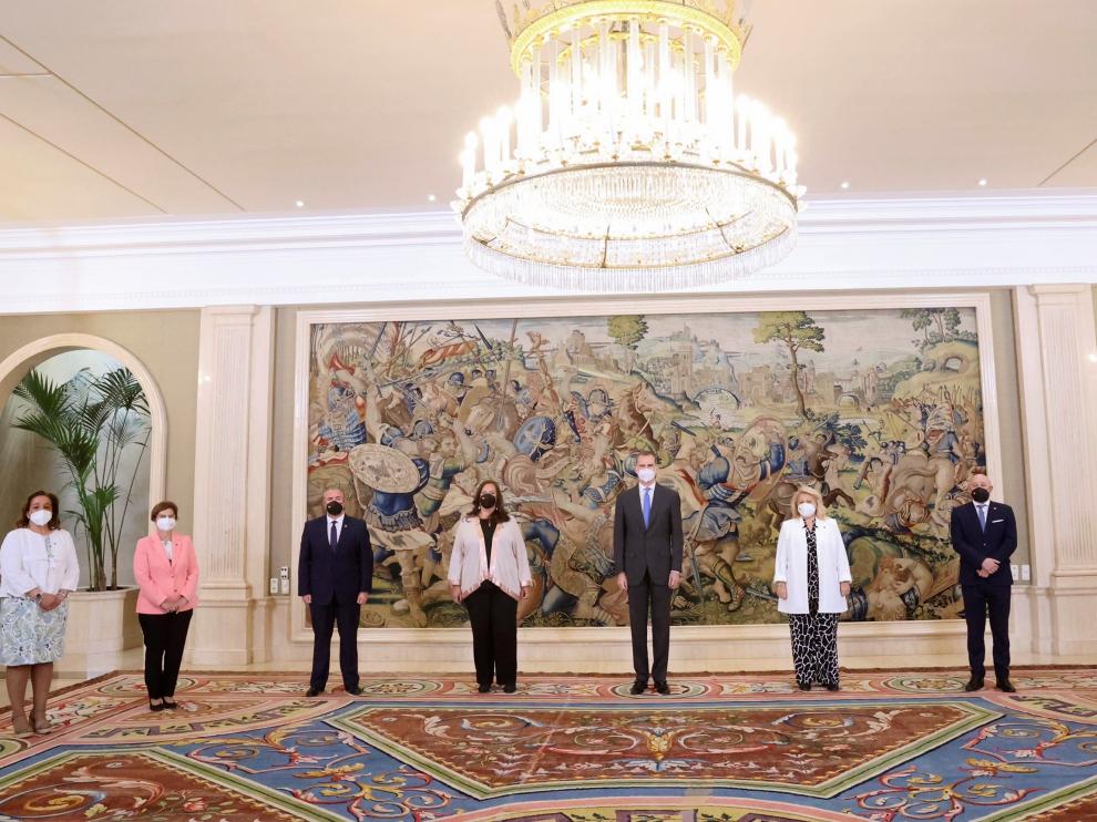 Felipe VI recibe el premio de la AVT
