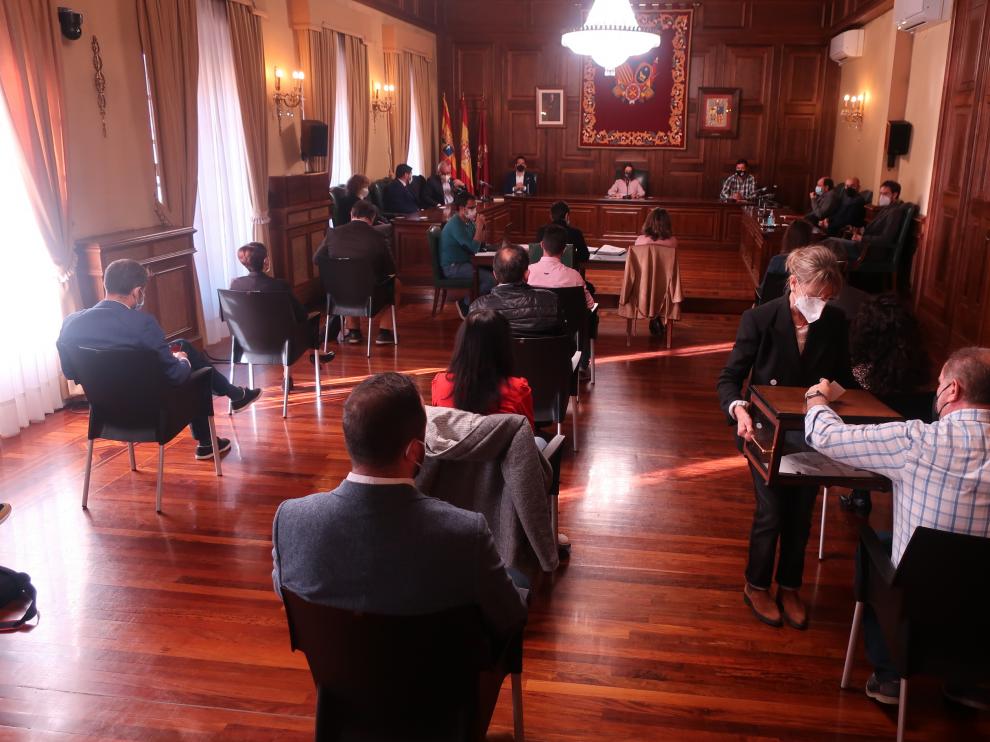 El pleno del Ayuntamiento de Teruel se ha celebrado con todas las cautelas anticovid.