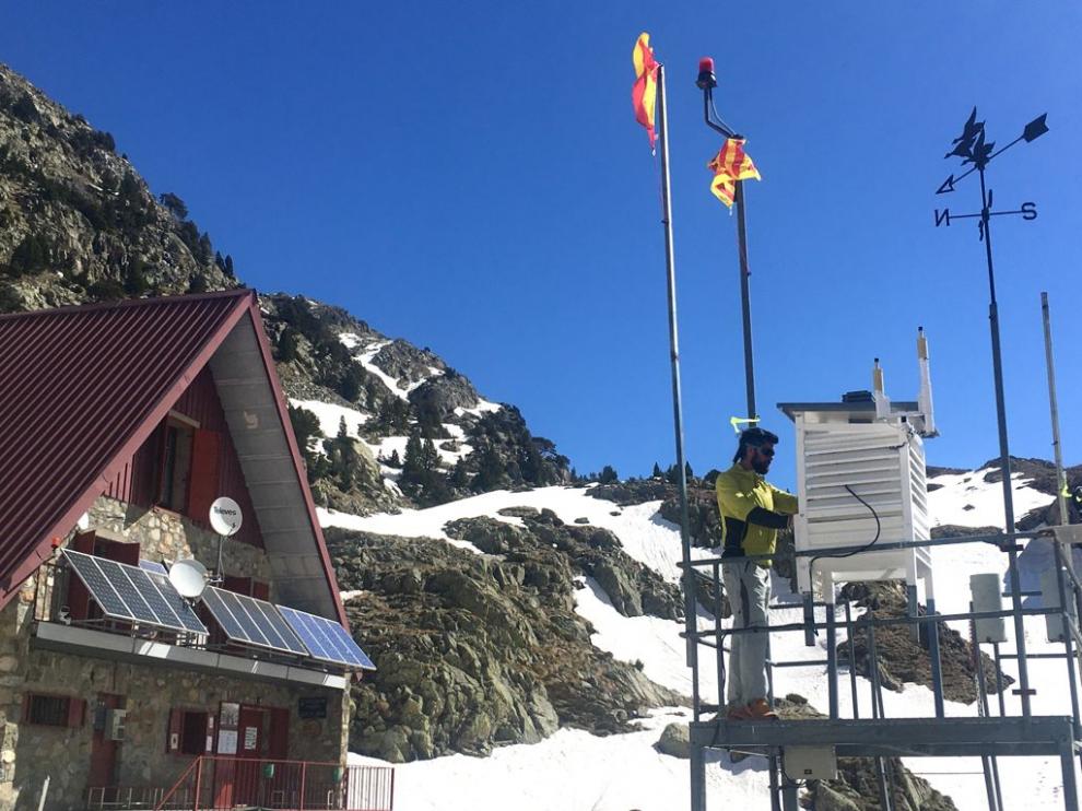 Un guarda del refugio de Respomuso realizando la medición diaria en la estación meteorológica.