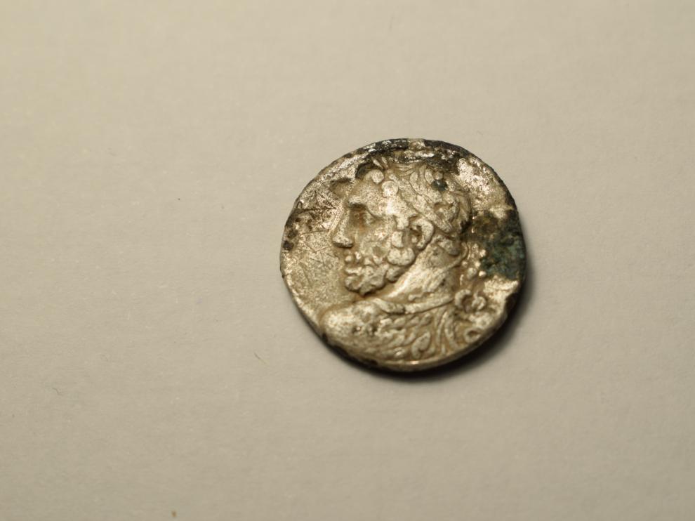 Una de las monedas encontradas en el yacimiento de Azaila, en Teruel.
