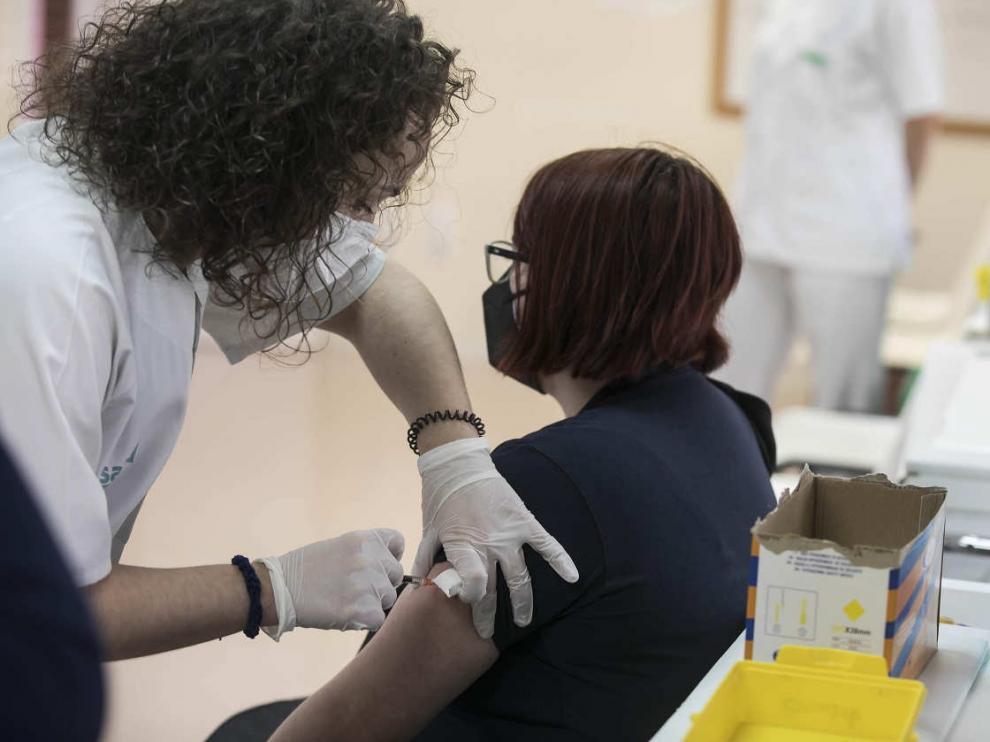 Vacunación en el Centro de Salud Bombarda en Zaragoza.