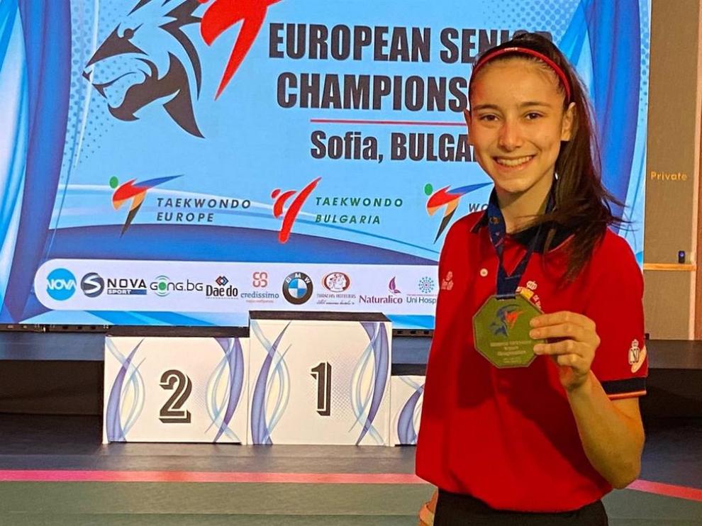 Adriana Cerezo posa con su medalla de plata.