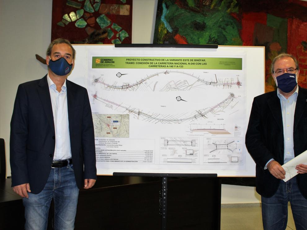 Alfonso Adán (izda) y Bizén Fuster con el proyecto de la variante este de Binéfar en el salón de actos del ayuntamiento.
