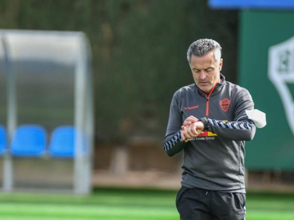 El técnico del Elche, Fran Escribá, mira la hora.