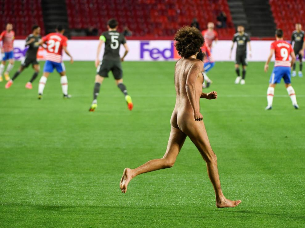 El espontáneo, Olmo García, conocido en la ciudad andaluza como el 'hombre desnudo', saltó corriendo al campo en pleno partido Granada-Manchester United