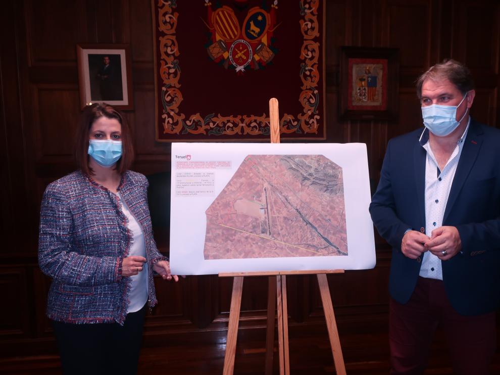 La alcaldesa de Teruel, Emma Buj, con el concejal de Urbanismo, Juan Carlos Cruzado.