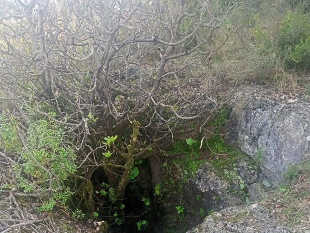 Se trata de una oquedad cilíndrica en la parte superior de una sima (668 metros de altitud), creada por la erosión del agua sobre la roca caliza