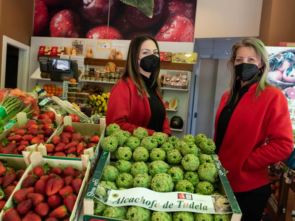 Patricia Guerrero y Begoña Punter, en Frutas Gabi, en Zaragoza.