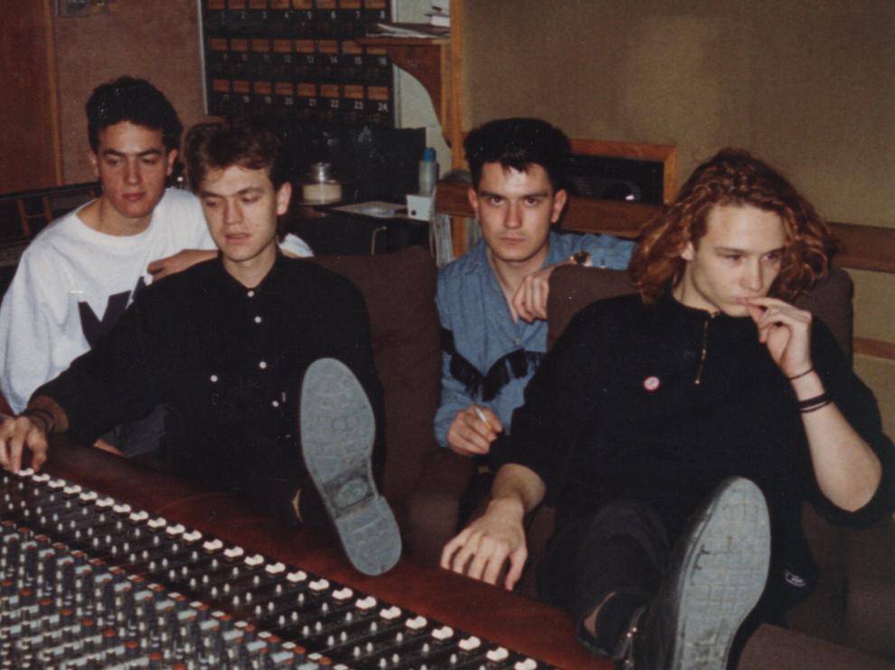 Los integrantes de Héroes del Silencio, en el estudio de grabación en 1988.