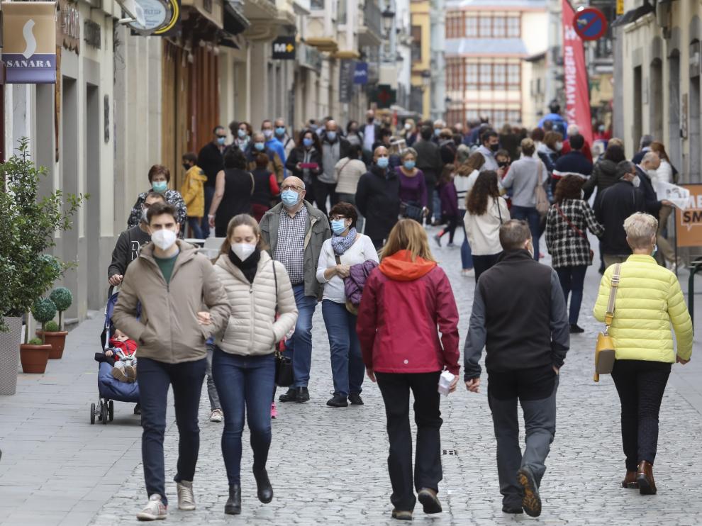 Imagen de turistas paseando por la calle Mayor de Jaca, el pasado mes de marzo.