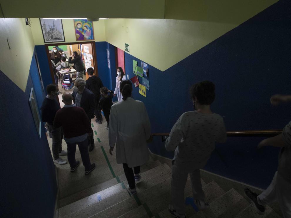 Alumnos de Primaria y de la ESO del Colegio El Buen Pastor de Zaragoza durante el recreo, que se ha adaptado para garantizar la seguridad en tiempos de pandemia.