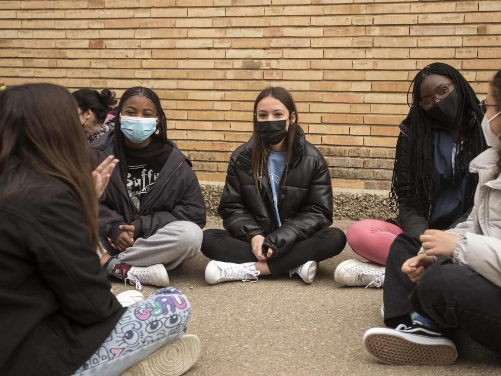 Alumnos de Primaria y de la ESO del Colegio El Buen Pastor de Zaragoza durante el recreo, que se ha adaptado para garantizar la seguridad en tiempos de pandemia.
