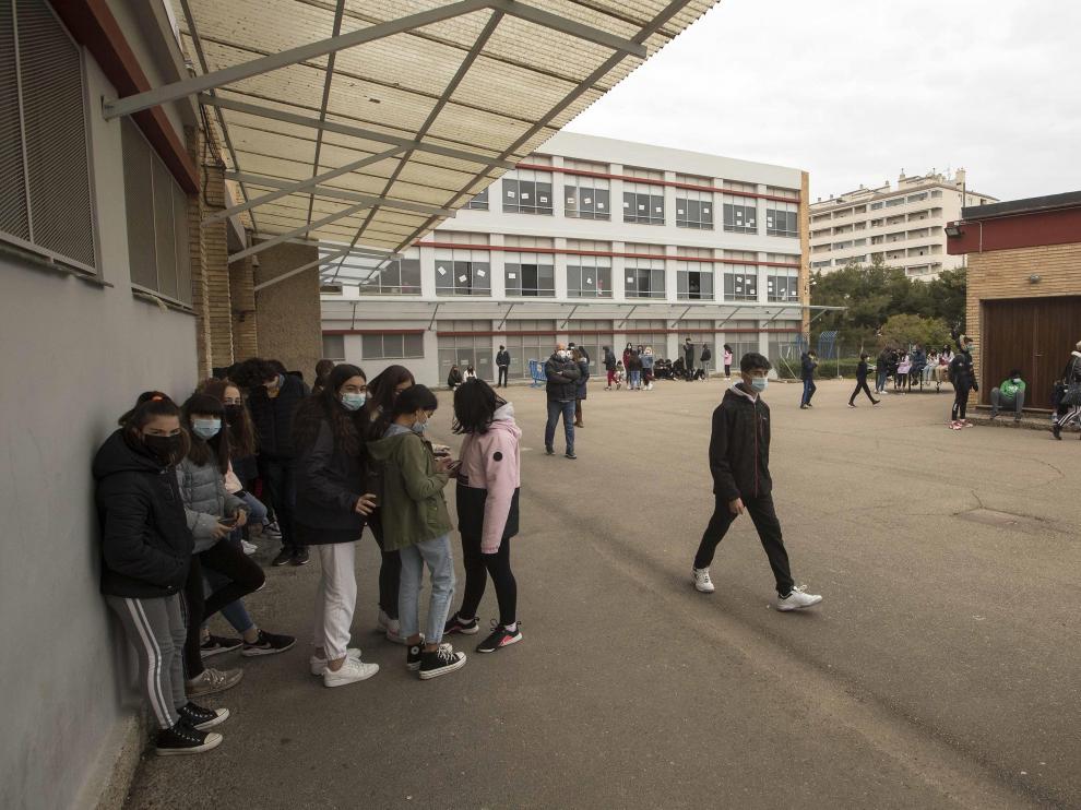 Alumnos de Primaria y de la ESO del Colegio El Buen Pastor de Zaragoza durante el recreo, que se ha adaptado para garantizar la seguridad en tiempos de pandemia.