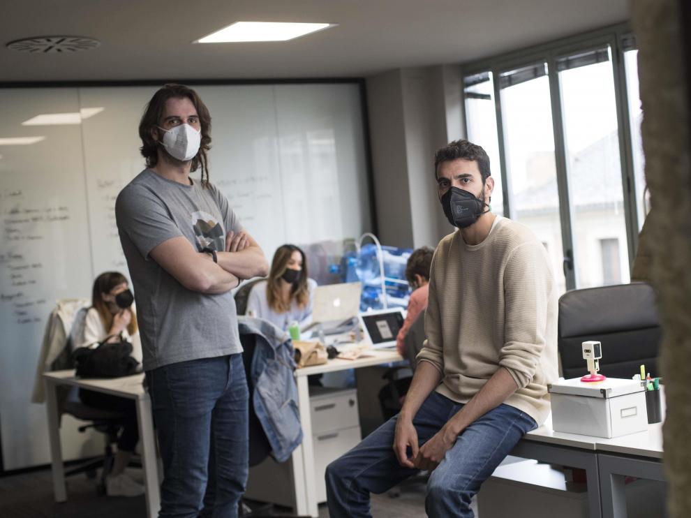 Juan Turmo y Alberto Oliván, fundadores de Hunteet, en la sede la empresa en Zaragoza.