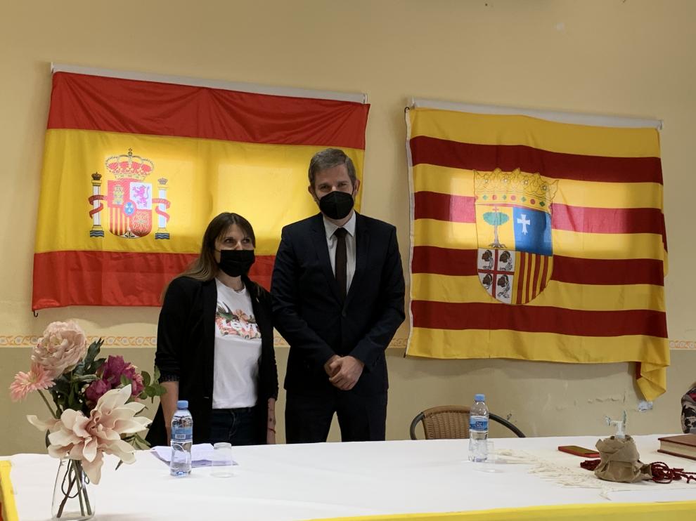 Inmaculada Pascual con Ignacio Urquizu, en la toma de posesión de la alcaldesa pedánea.