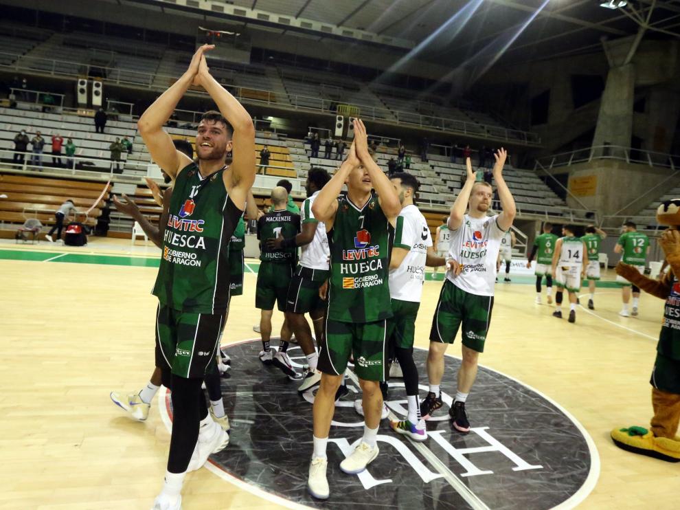 Los jugadores peñistas celebran el triunfo ante Cáceres.