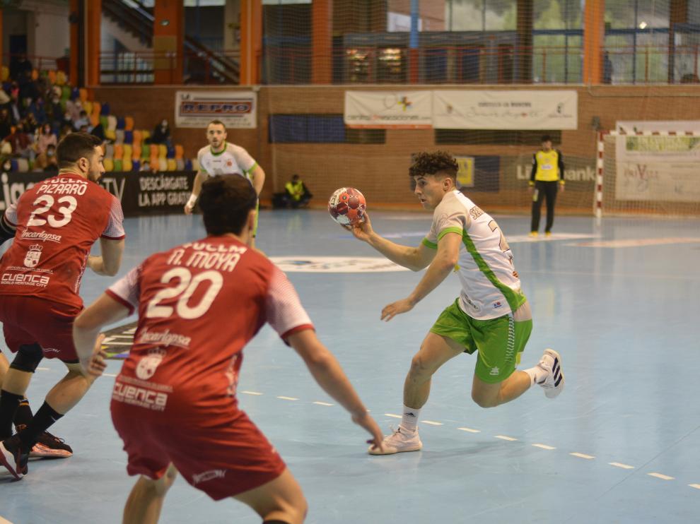 Sergio Pérez, del Bada Huesca, busca cómo superar a Pizarro y Moya, del Cuenca.
