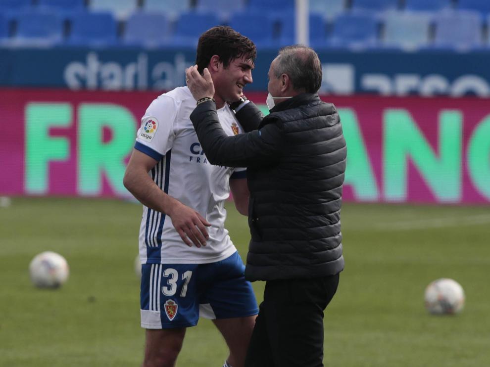 Jim felicita a Iván Azón al cierre del encuentro.