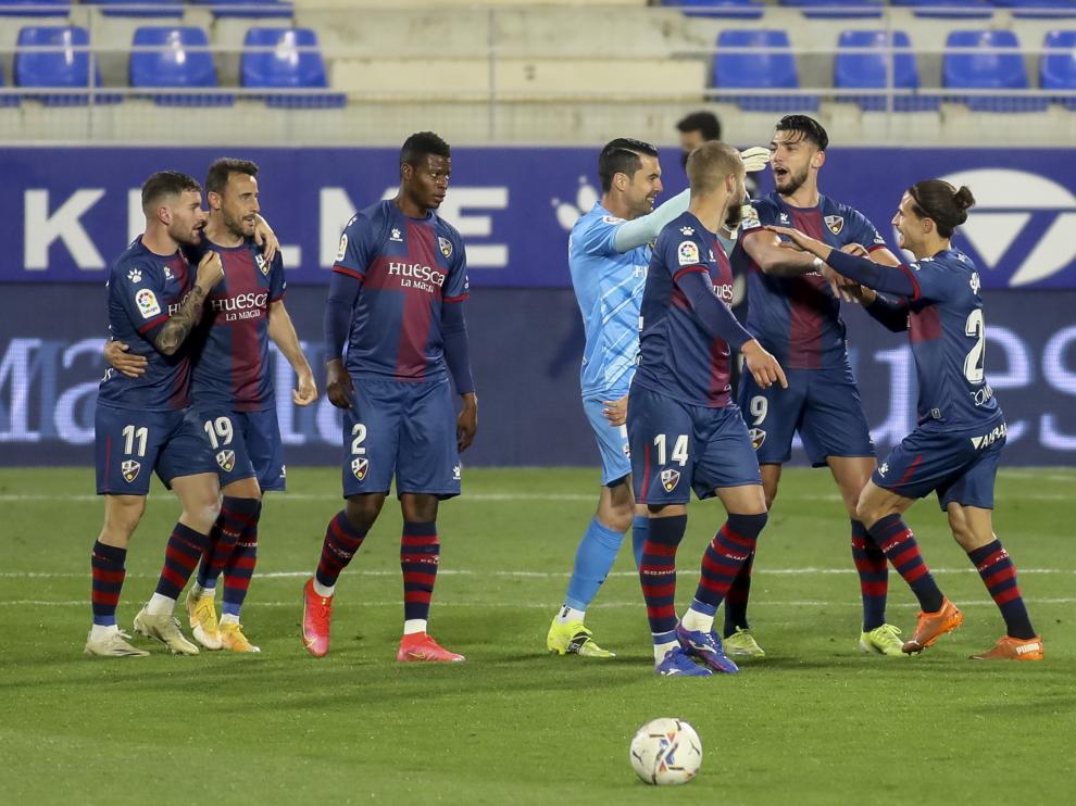 Los jugadores de la SD Huesca celebran su triunfo ante el Elche.