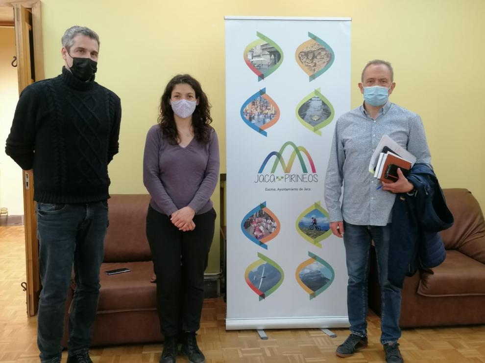 En la foto, el técnico de cultura Jorge Mur y los concejales Laura Climente y Javier Acín
