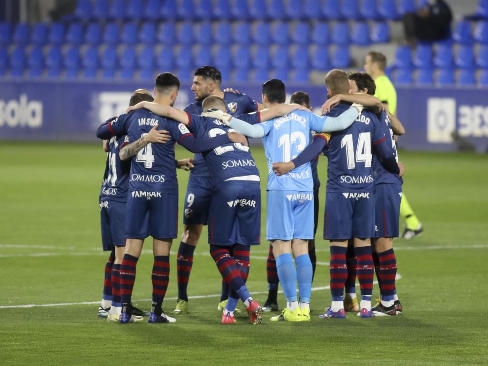 Los jugadores de la SD Huesca se reúnen con Insua, Vavro, Andrés y Pulido en primer término.