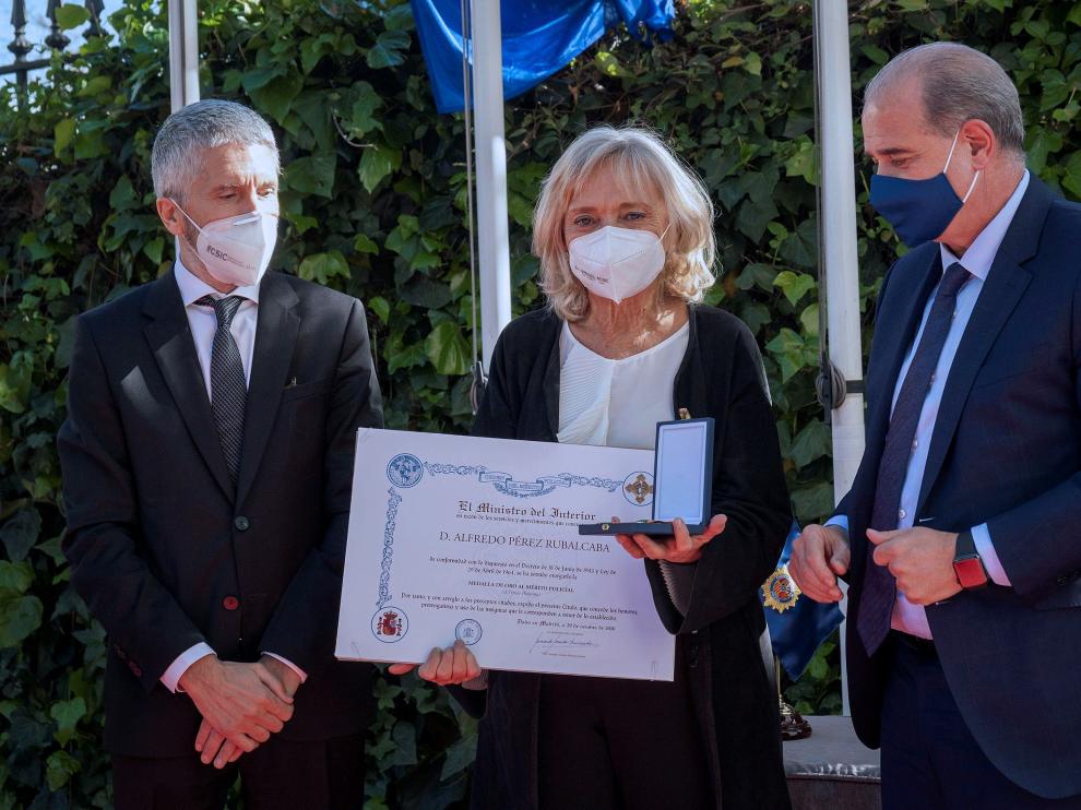 Pilar Goya, viuda de Pérez Rubalcaba, con el ministro del Interior (i).