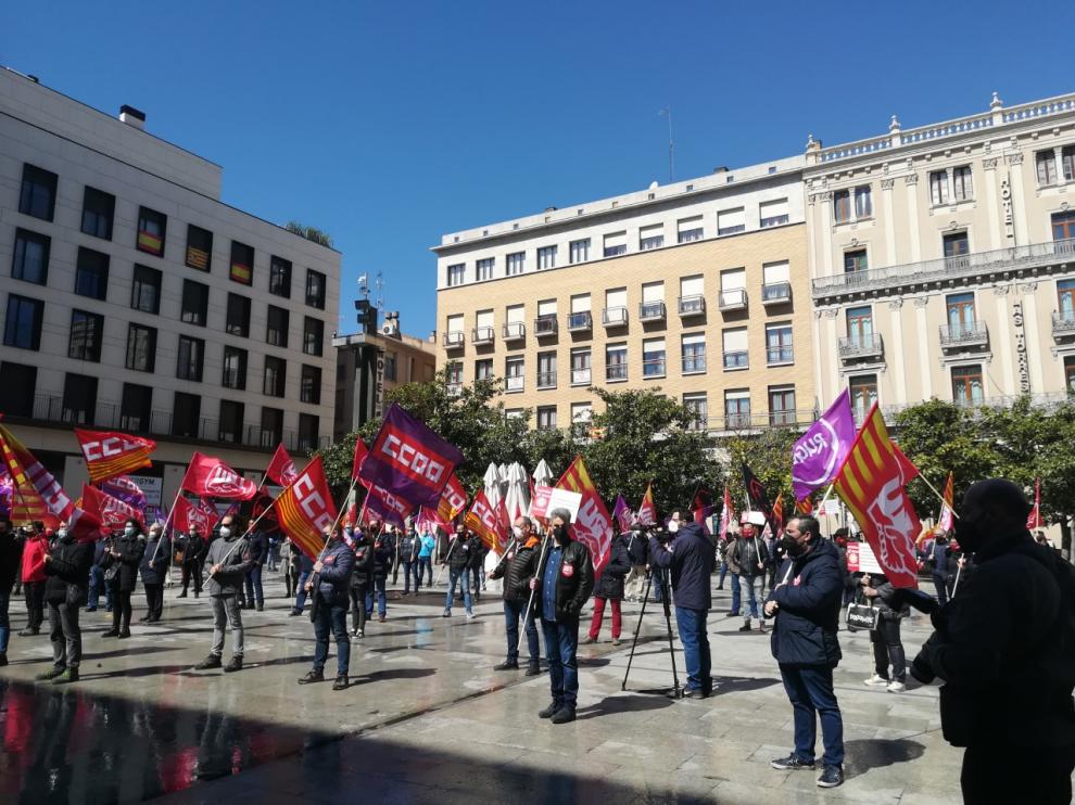 Delegados de los dos sindicatos mayoritarios se han concentrado hoy en Zaragoza y en otras capitales españolas para exigir al Gobierno que avance en las reformas pendientes