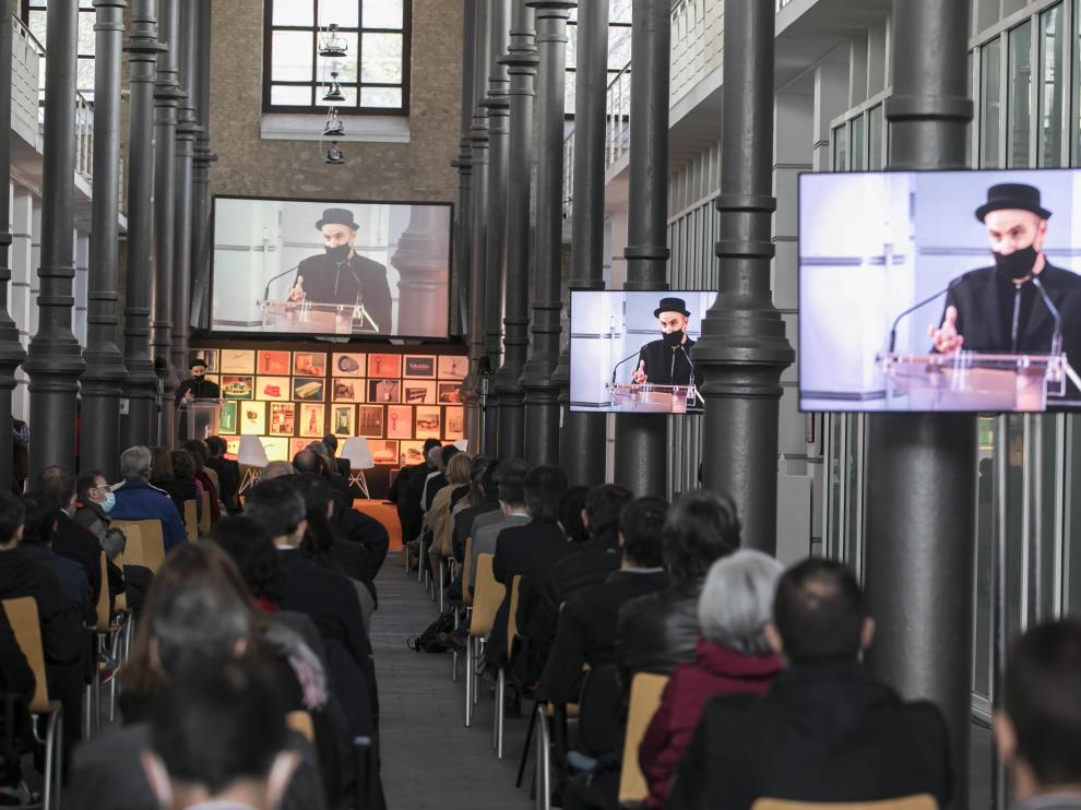 El evento se celebró en la sede del CADI (antiguo Matadero de Zaragoza). En la foto, un momento de la intervención de Isidro Ferrer.