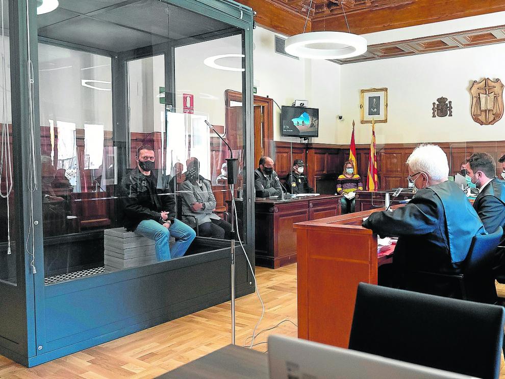 El acusado, en el interior de la cabina blindada, frente a la bancada que ocupan las acusaciones en la Audiencia de Teruel