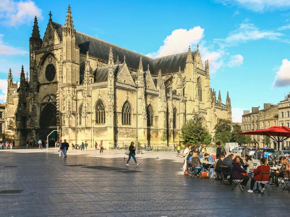La iglesia de Burdeos, con la plaza urbanizada con el mármol negro de Calatorao.
