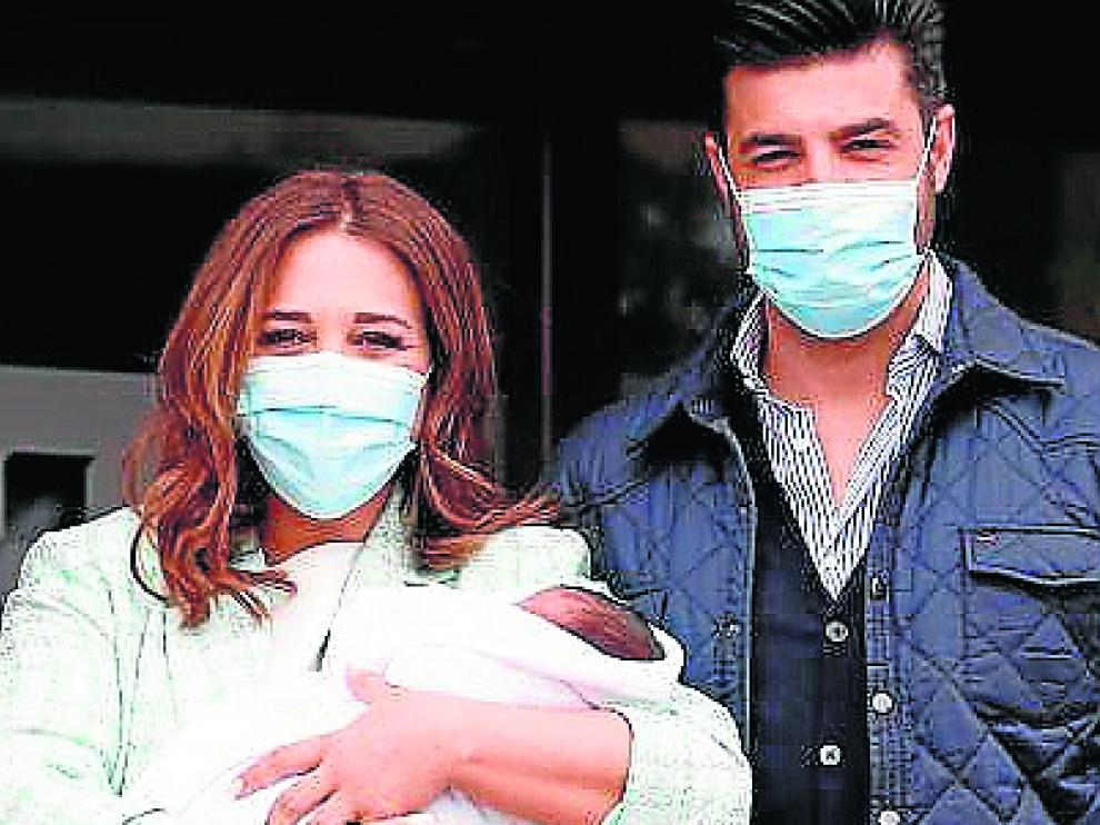 Paula Echevarría y Miguel Torres, con su hijo a la salida del hospital.