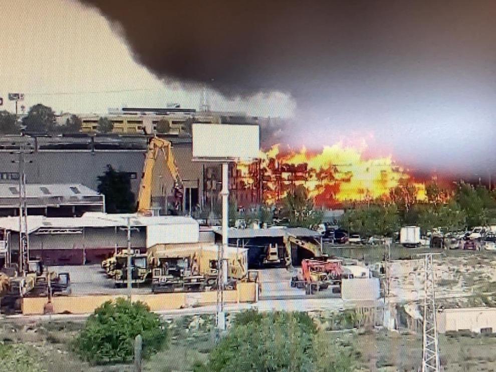Un incendio en nave industrial de Seseña produce gran nube de humo