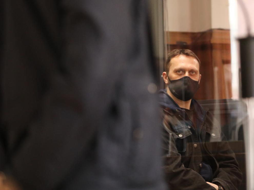 El paramilitar serbio, observa atentamente las explicaciones de uno de los agentes de la Guardia Civil durante el juicio.