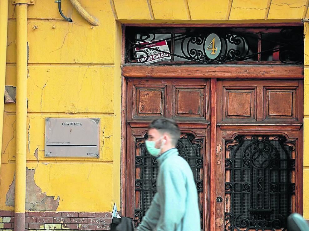 Portal de la Casa de Goya, con el reclamo de venta.
