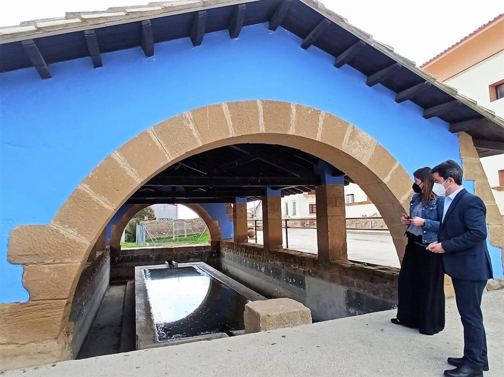 El alcalde y la concejala de Urbanismo de Huesca durante la visita al lavadero.
